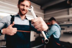 mecanicien heureux de travailler